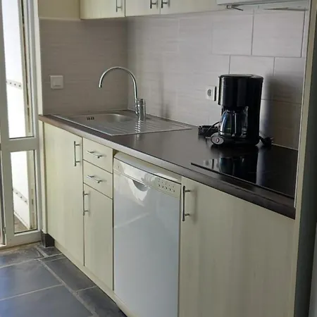 Maisonnette T2 Avec Piscine Chauffee Et A 300m *